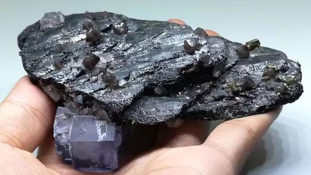 西澳州斯廷杰铌矿显示较大潜力